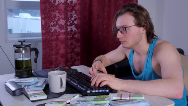 Focused man using desktop computer at home to make money on the Internet — Αρχείο Βίντεο