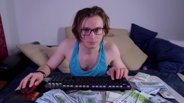 Homem focado usando computador desktop em casa para ganhar dinheiro na Internet — Vídeo de Stock