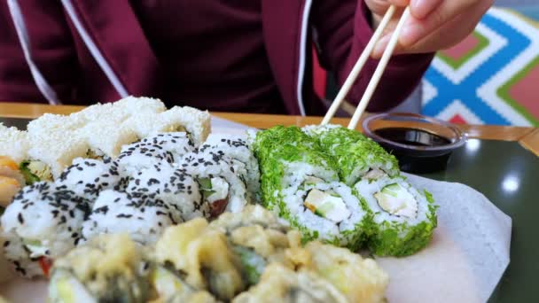 Conjunto de sushi colorido en la mesa en la cafetería — Vídeo de stock