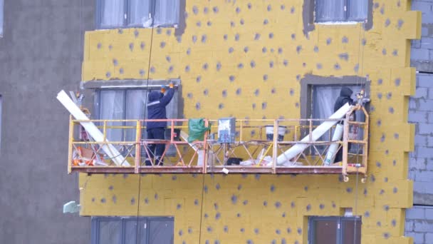 Empregados durante o trabalho na zona de construção — Vídeo de Stock