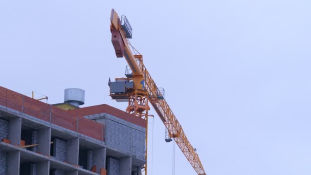 Building crane in construction zone — Stockvideo