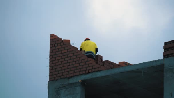 Anonymous worker constructing brick building — 图库视频影像
