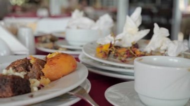 Lokantada kirli tabaklar ve yemek artıkları..