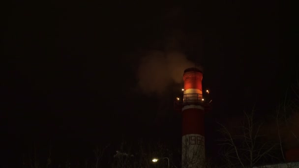 Rauch kommt aus dem Rohr des Wärmekraftwerks. Nachts — Stockvideo