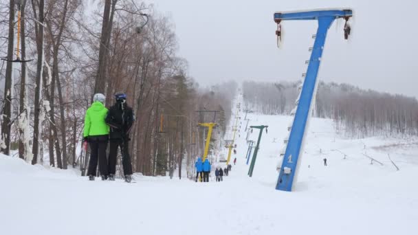 滑雪者在山坡上乘坐缆车 — 图库视频影像