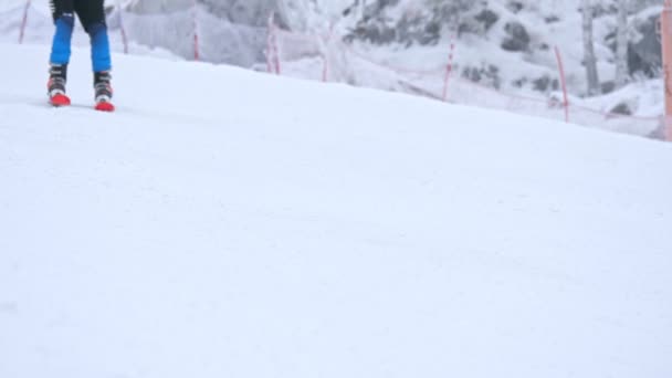 Atleta di sci sulla collina innevata pista presso la stazione sciistica — Video Stock