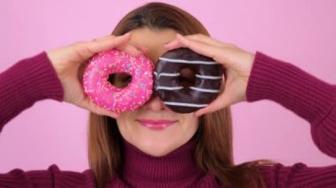 Kameraya donuttan bakan kadın.