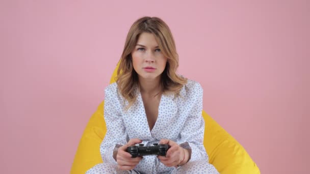 Intense frons stijlvolle vrouw spelen video game — Stockvideo