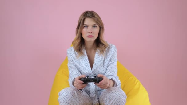 Intense fronçant les sourcils femme élégante jouer à un jeu vidéo — Video