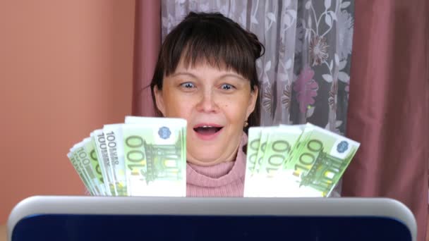 Vrouw gebruikt een laptop om geld te verdienen op het internet — Stockvideo