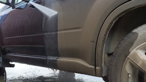 Bil vasket med vann under høyt trykk – stockvideo