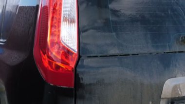 Araba yüksek basınçlı suyla yıkanmış.