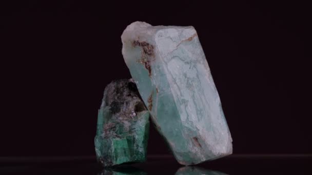 Esmeralda mineral natural sobre um fundo preto — Vídeo de Stock