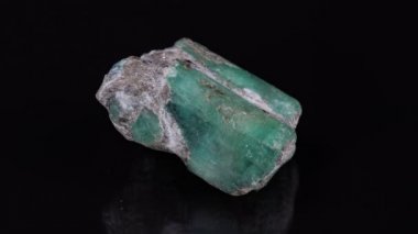 Siyah arkaplanda doğal mineral zümrüt