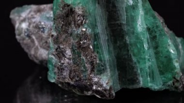 Siyah arkaplanda doğal mineral zümrüt