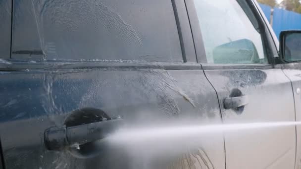 Автомобиль моется водой высокого давления — стоковое видео