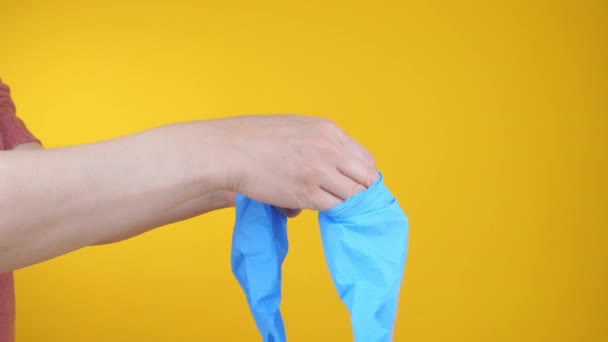 Oříznout lékaře nasazením lékařských rukavic během pandemie koronaviru — Stock video