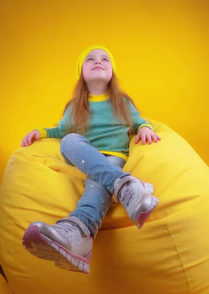 Fasulye çuvalında dinlenen zarif küçük kız.