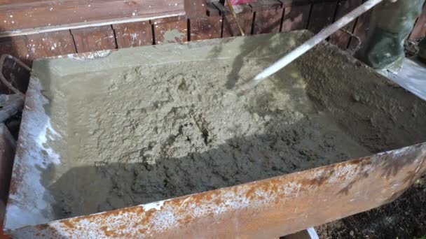 Виготовлення бетону на будівельному майданчику — стокове відео