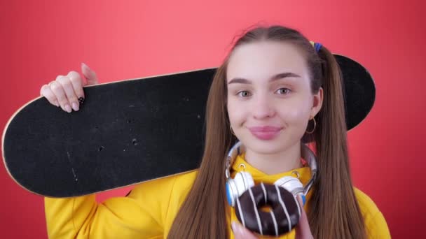 Adolescente mordendo saboroso donut — Vídeo de Stock