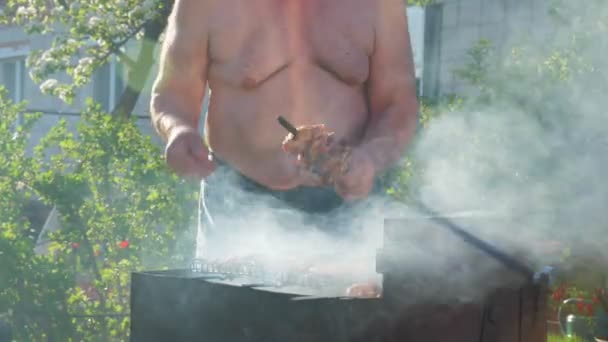 Gordo divertido hombre cocina kebabs y bailes en el patio trasero — Vídeo de stock