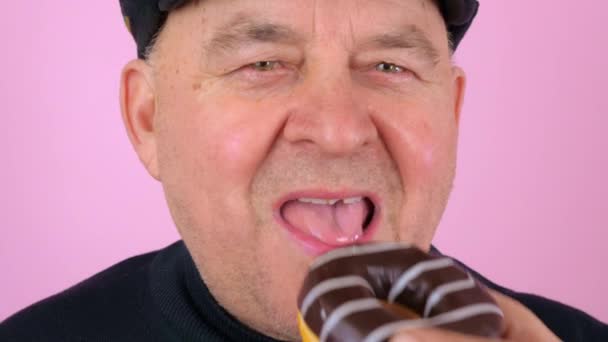 Hombre adulto comiendo donut dulce — Vídeos de Stock