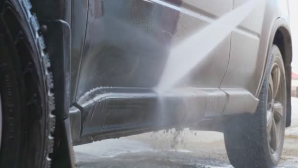 Nagynyomású vízzel lemosott autó — Stock videók