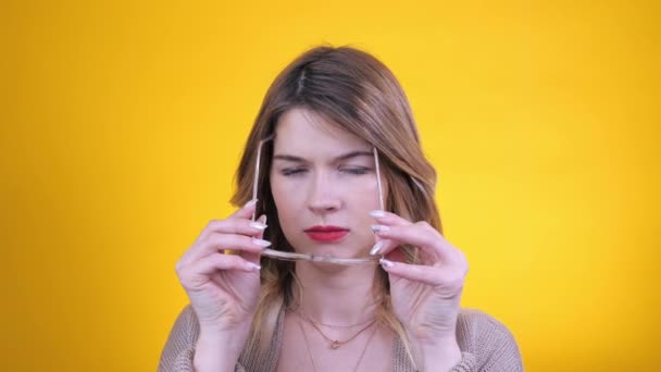 Serious woman putting on glasses — Stock Video