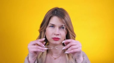 Ciddi bir kadın gözlük takıyor ve parmağıyla tehdit ediyor.