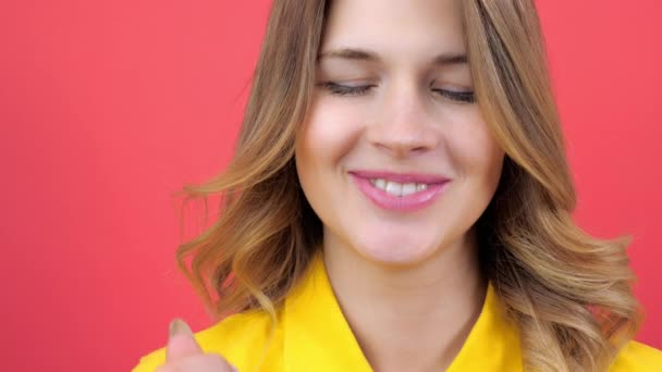 Девушка с макияжем для помады ест йогурт с ложки — стоковое видео