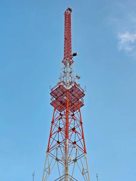 Telekomunikační Věž Nebo Stožár Televizní Antény Mrakem Modrou Oblohou Denního — Stock fotografie