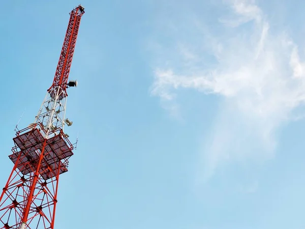 Telekomünikasyon kulesi ya da mast televizyon antenleri bulutlu ve mavi gökyüzü gün ışığında , 