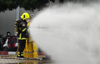 Bangkok / Tayland: 06 Kasım 2019: İtfaiyeci yangın söndürme tatbikatı ve yangın güvenliği tankı kullanmaya hazırlık.