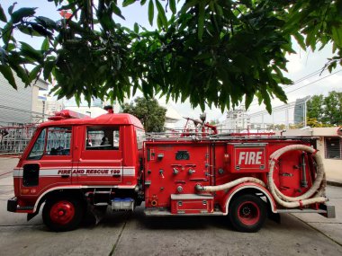 Bangkok / Tayland: 06 Kasım 2019: İtfaiyeci yangın söndürme tatbikatı ve yangın güvenliği tankı kullanmaya hazırlık.