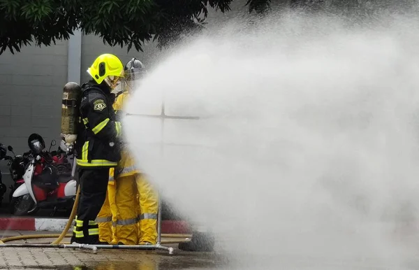 Bangkok / Tayland: 06 Kasım 2019: İtfaiyeci yangın söndürme tatbikatı ve yangın güvenliği tankı kullanmaya hazırlık.