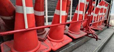 Trafik uyarı konisi ve kare biçimli çelik hareketli engeller park alanındaki yolları ayırmak için sırada