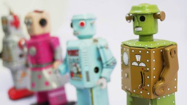 Beyaz arka planda izole edilmiş klasik bir robot oyuncak..