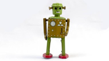 Beyaz arka planda izole edilmiş klasik bir robot oyuncak..