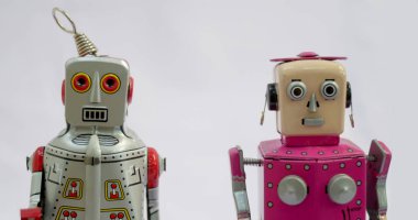 Beyaz arka planda izole edilmiş klasik bir robot oyuncak..