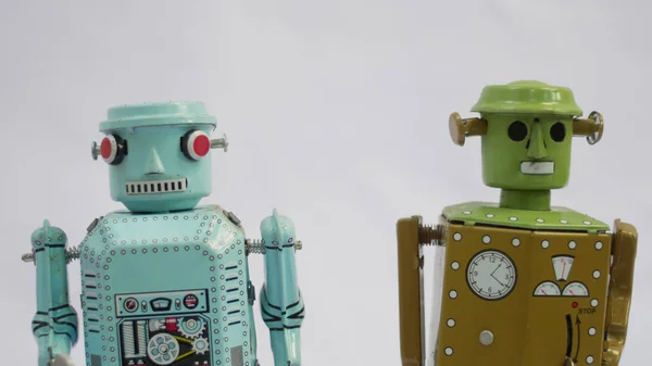 Beyaz arka planda izole edilmiş klasik bir robot oyuncak..