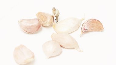 Minyatür yaşlı adam, besin konseptinin beyaz arka planında sarımsak ve sağlıklı uzun ömürlü, sağlıklı, mutlu tutmak için.