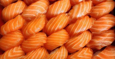 Somon ve havyarlı suşi ve haşhaş. Yakın plan.