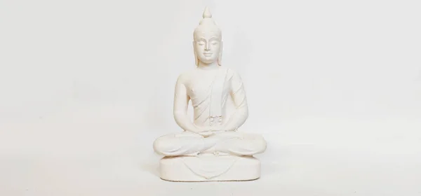 Estátua Buda Branco Colocada Sobre Fundo Branco — Fotografia de Stock