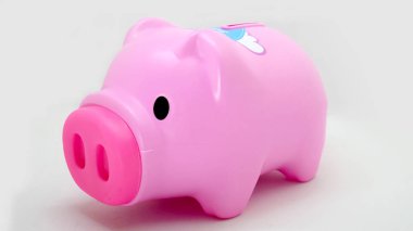 Kumbaraya para koyan bir işadamı. konsept finans hesabı için para biriktirme