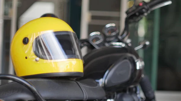 Gele Motorhelm Stoel Van Een Motorfiets — Stockfoto