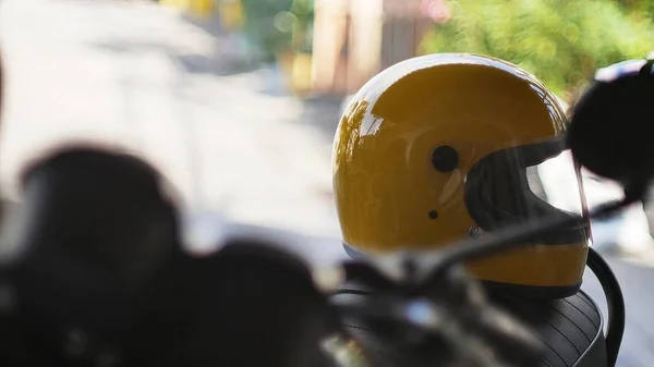 Casco Para Motocicletas Amarillas Asiento Una Motocicleta — Foto de Stock