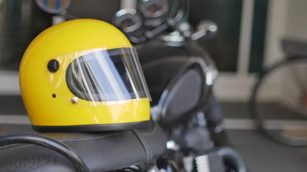 Motosiklet koltuğunda sarı motosiklet kaskı