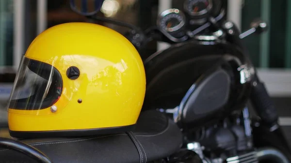 Gele Motorhelm Stoel Van Een Motorfiets — Stockfoto