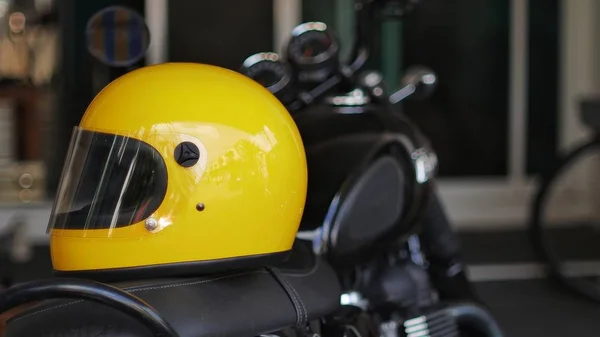 Capacete Amarelo Motocicleta Sede Uma Motocicleta — Fotografia de Stock