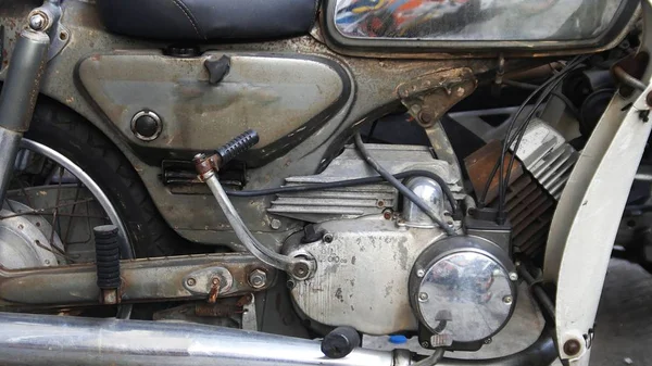 Bangkok / Tayland - 07 Aralık 2019: Eski paslanmış Yamaha motorunun motoru.